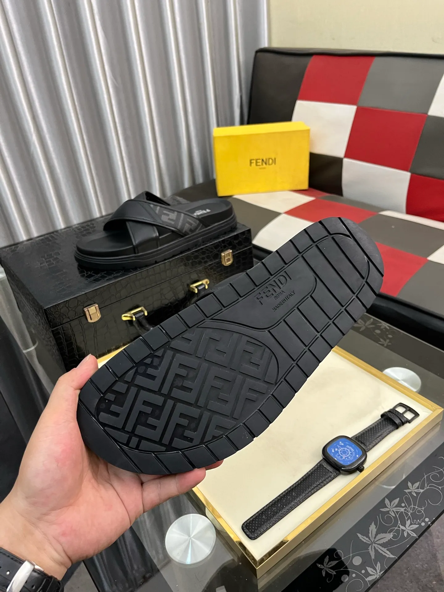 Men's men's shoes💰320⌚️⌚️FENDI Fendi slippers and sandals are shipped💄How can this summer be without the blessing of little monsters💄Original imported special hardware decorative pattern➕Original private model outsole! Details determine success or failure, good quality is not afraid of magnifying details! It feels super comfortable on your feet! This summer you need a pair of trendy, cool and comfortable sandals👣 Standard size: 38-443️⃣Colors available
